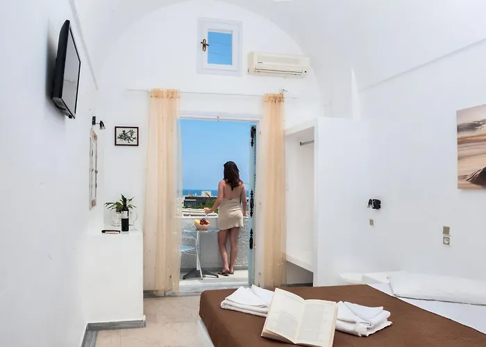 Join Us Cost 4* Kamari (Santorini)