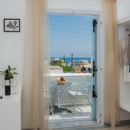 Join Us Cost 2* Kamari (Santorini)
