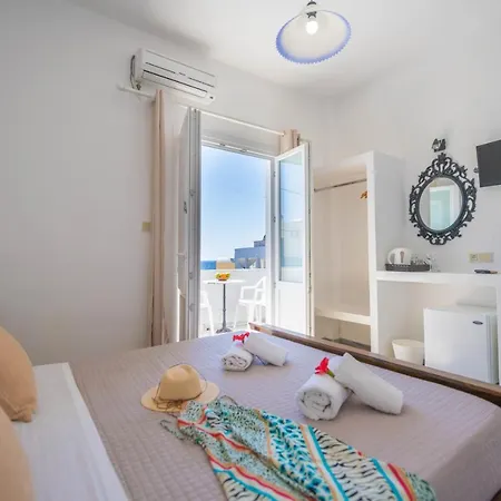 Join Us Cost 2* Kamari (Santorini)