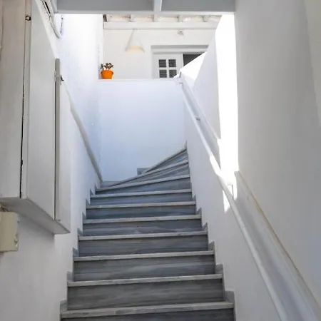 Join Us Cost 2* Kamari (Santorini)